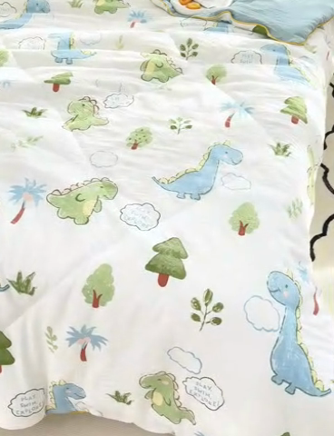 91家纺网 家纺一手货源 找家纺 太阳树家纺 2025新款A类母婴级双层纱大豆被大豆纤维夏被 恐龙星球