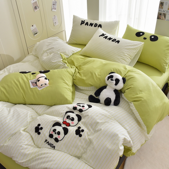 91家纺网 家纺一手货源 找家纺 炫拼家纺 2025新款卡通多巴胺A类全棉40支水洗棉毛巾绣四件套 熊猫之家