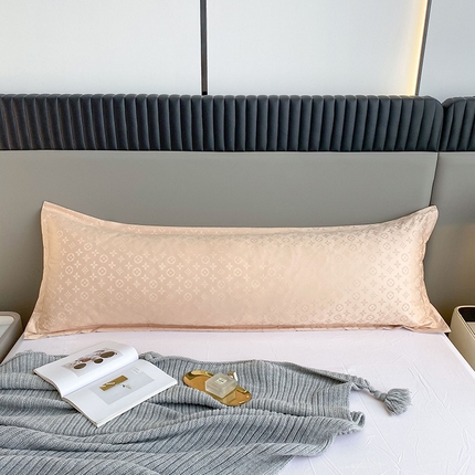 91家纺网 家纺一手货源 找家纺 云玲时尚 2025新款60S提花防水面料大牌贡缎轻奢长枕套 香槟黄
