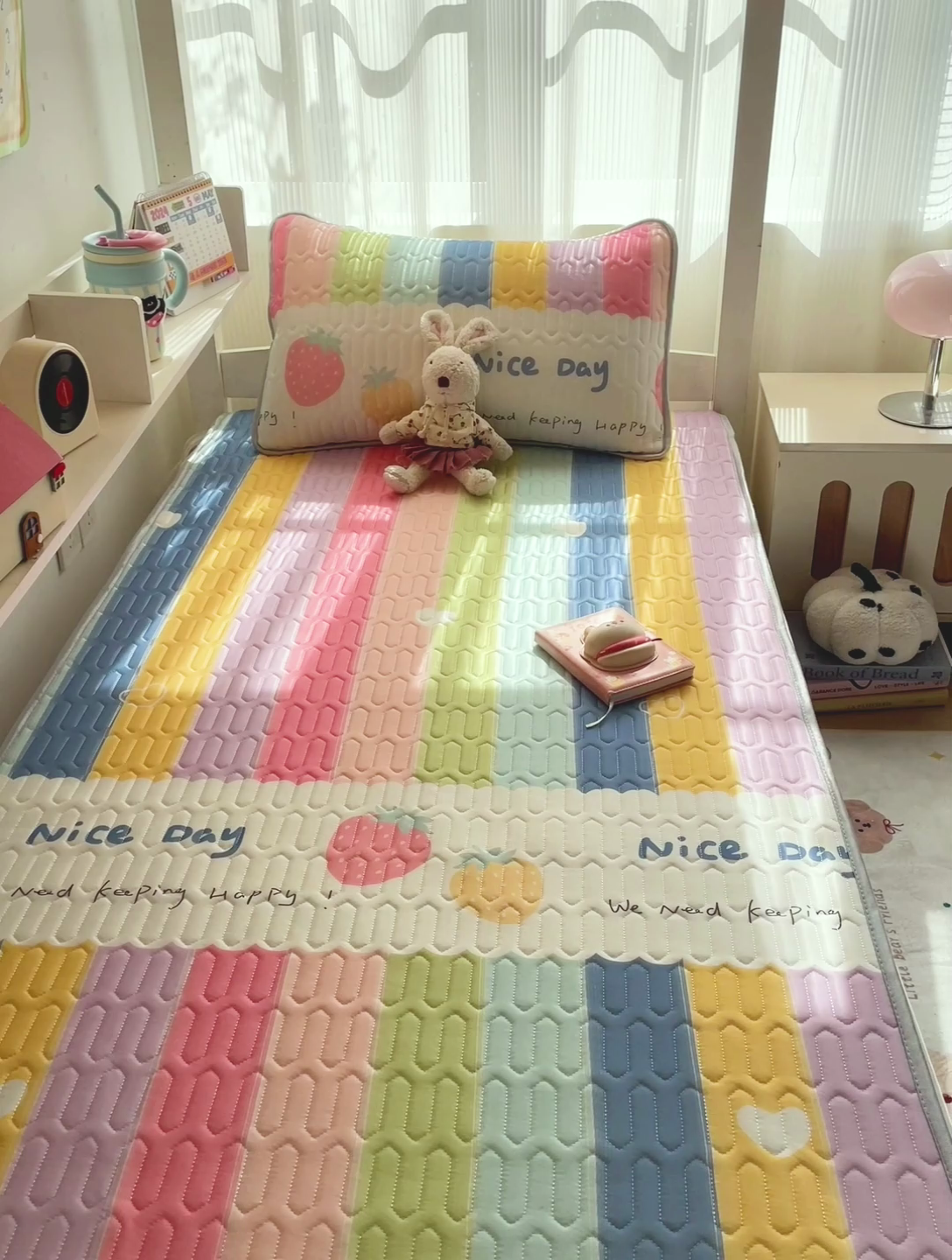 91家纺网 家纺一手货源 找家纺 富馨莱 2025新款A类凉感丝空气纤维凉席学生款 彩虹桥