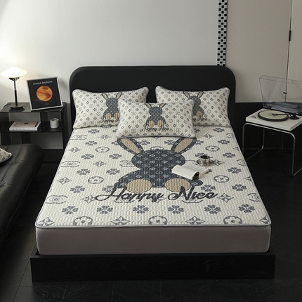 91家纺网 家纺一手货源 找家纺 圣比熊 2025新款大版印花纯色0.5乳胶凉席床笠款床裙款凉席三件套 床笠款-潮兔兔