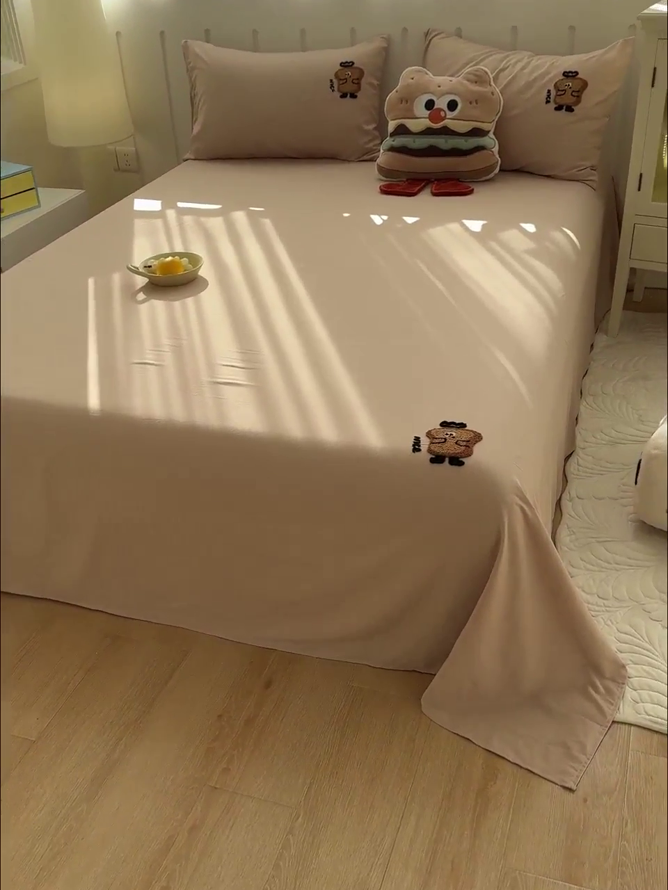 91家纺网 家纺一手货源 找家纺 曼谷家纺 2025新款软糯毛巾绣水洗棉床单床笠枕套纯色床单床笠枕套单品 吐司-奶茶