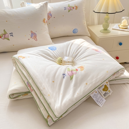 91家纺网 家纺一手货源 找家纺 恋之巢家纺 2025新款凉感针织印花夏凉被 英伦王子；软糯款