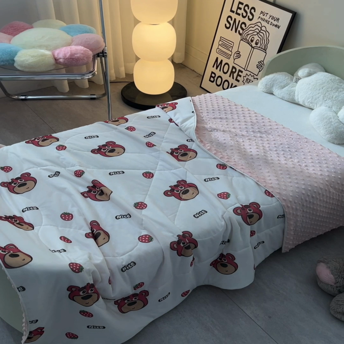 91家纺网 家纺一手货源 找家纺 嗨生活_2025年爆款 A类冰豆豆凉感丝被 儿童夏被 幼儿园被 直播 团购首选_1477 草莓小熊