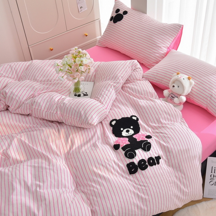 91家纺网 家纺一手货源 找家纺 炫拼家纺 2025新款卡通多巴胺A类全棉40支水洗棉毛巾绣四件套 小黑熊