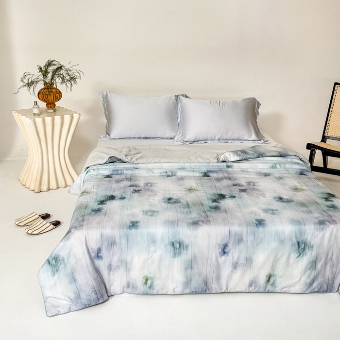 91家纺网 家纺一手货源 找家纺 2025新款仿色织提花数码印花轻奢风水洗棉夏被 琉璃雨-蓝