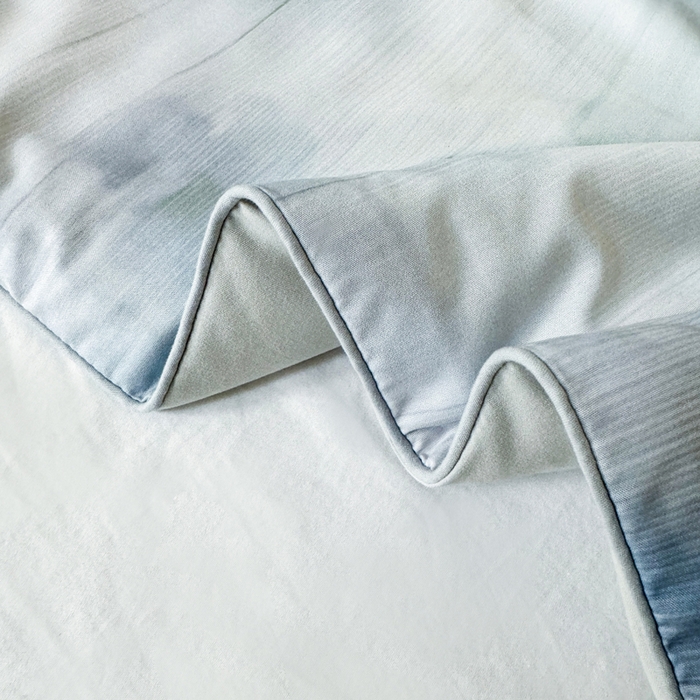 91家纺网 家纺一手货源 找家纺 2025新款仿色织提花数码印花轻奢风水洗棉夏被 琉璃雨-蓝