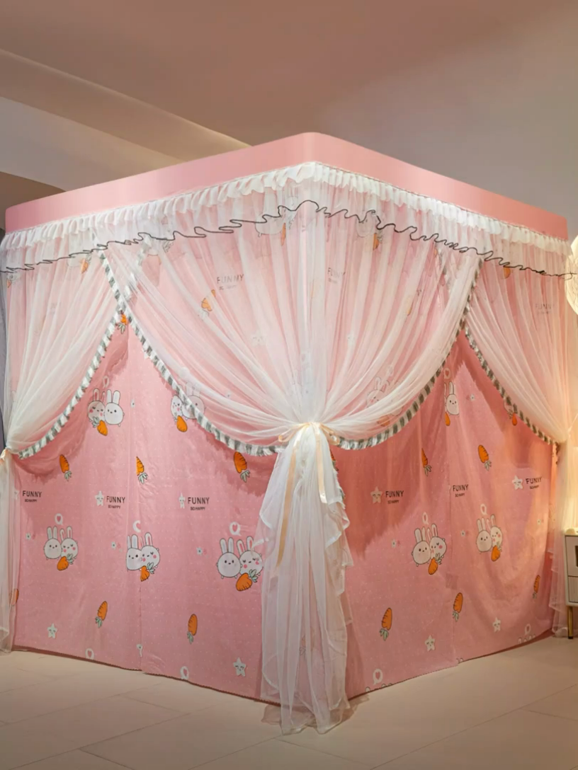 91家纺网 家纺一手货源 找家纺 锦逸家居 2025新款四季款三开门落地床幔蚊帐 幻城-粉红兔