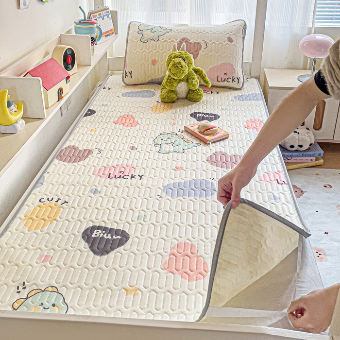 91家纺网 家纺一手货源 找家纺 富馨莱 2025新款A类凉感丝空气纤维凉席学生款 萌萌龙