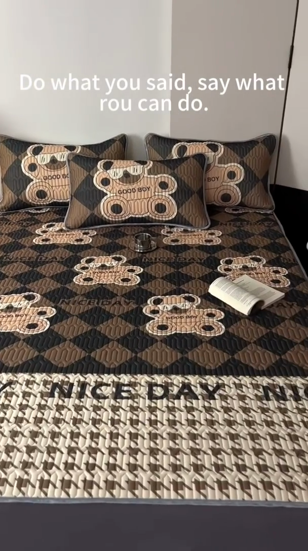 91家纺网 家纺一手货源 找家纺 圣比熊 2025新款大版印花纯色0.5乳胶凉席床笠款床裙款凉席三件套 床笠款-暴富熊