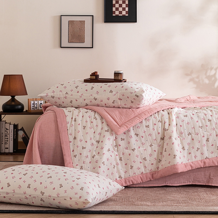 91家纺网 家纺一手货源 找家纺 吾诺 2025新建全棉印花泡泡双层纱大豆夏被子被芯全棉夏被四件套夏凉被空调被 粉小熊