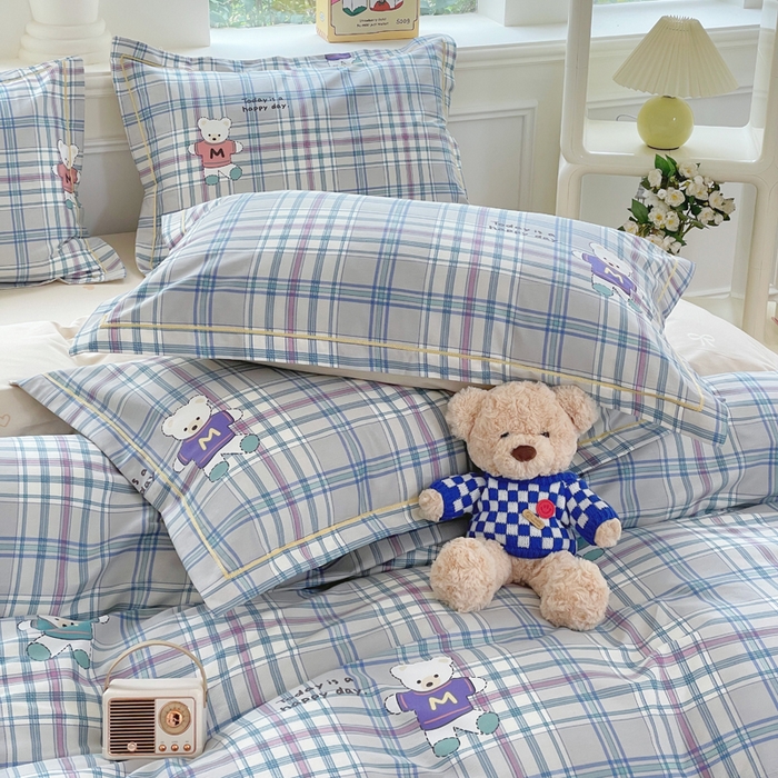 91家纺网 家纺一手货源 找家纺 铭博家纺 新款直播爆款网红全棉四件套13070印花吊边一字绣纯棉被套工艺款 学院小熊