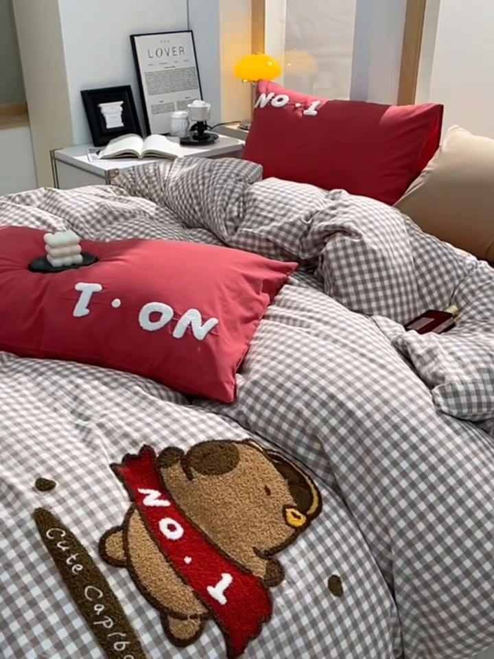 91家纺网 家纺一手货源 找家纺 炫拼家纺 2025新款卡通多巴胺A类全棉40支水洗棉毛巾绣四件套 no1