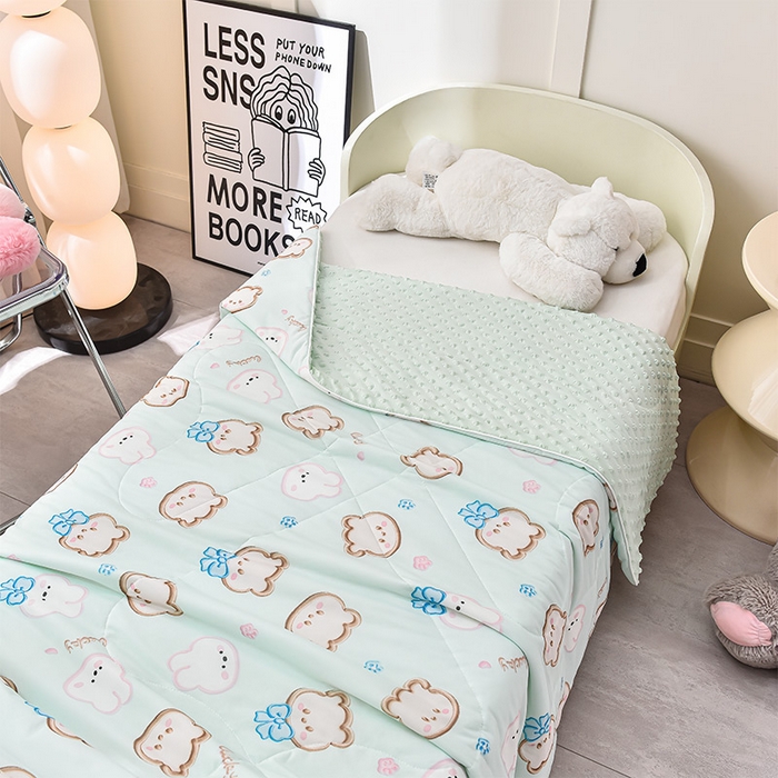 91家纺网 家纺一手货源 找家纺 嗨生活_2025年爆款 A类冰豆豆凉感丝被 儿童夏被 幼儿园被 直播 团购首选_1477 领结小熊