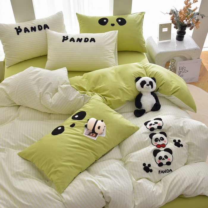 91家纺网 家纺一手货源 找家纺 炫拼家纺 2025新款卡通多巴胺A类全棉40支水洗棉毛巾绣四件套 熊猫之家