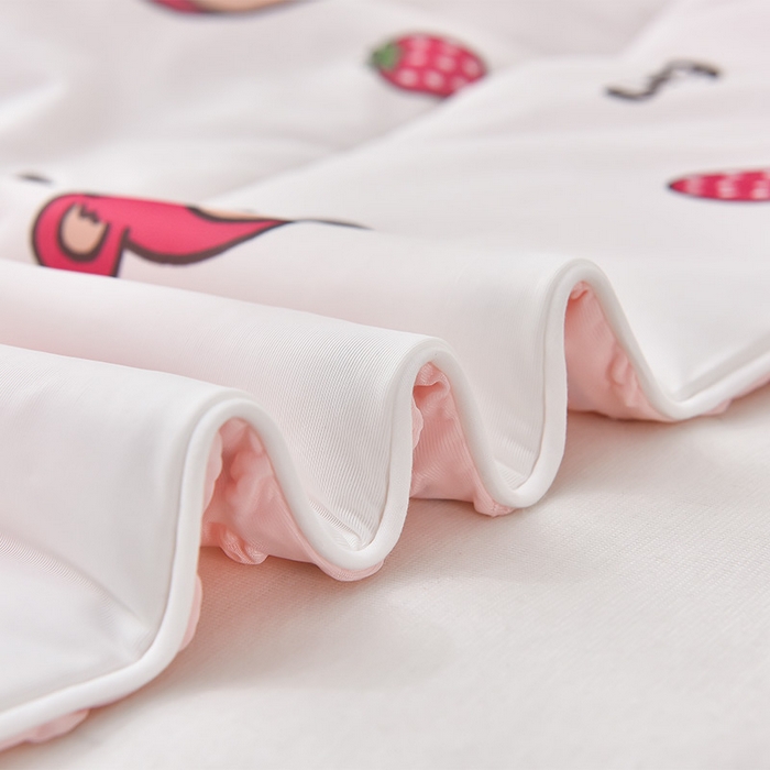 91家纺网 家纺一手货源 找家纺 嗨生活_2025年爆款 A类冰豆豆凉感丝被 儿童夏被 幼儿园被 直播 团购首选_1477 草莓小熊