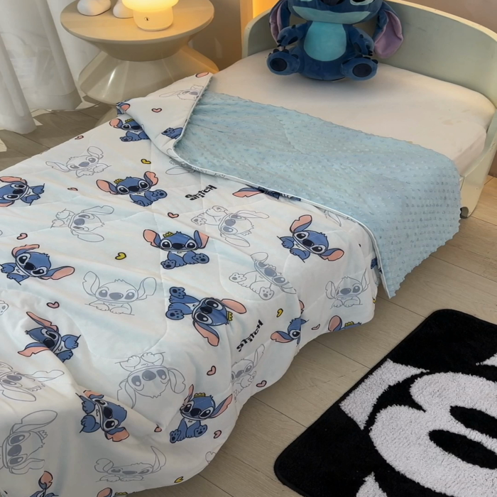 91家纺网 家纺一手货源 找家纺 嗨生活 嗨生活 2025年迪士尼凉感丝冰豆豆被 夏被 夏凉被 儿童夏被 幼儿园夏被 直播首选 史迪仔