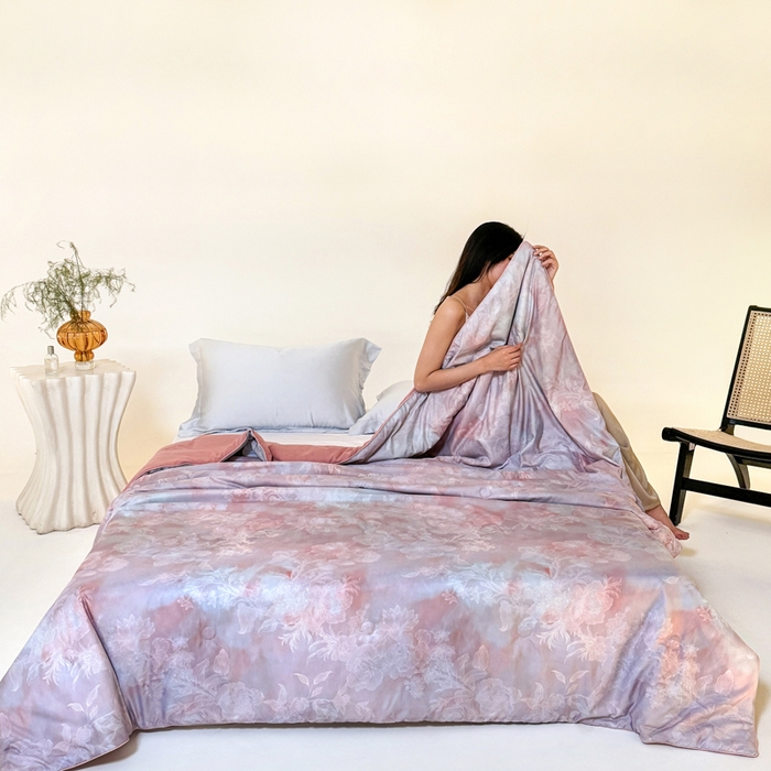 91家纺网 家纺一手货源 找家纺 2025新款仿色织提花数码印花轻奢风水洗棉夏被 隐纱-粉