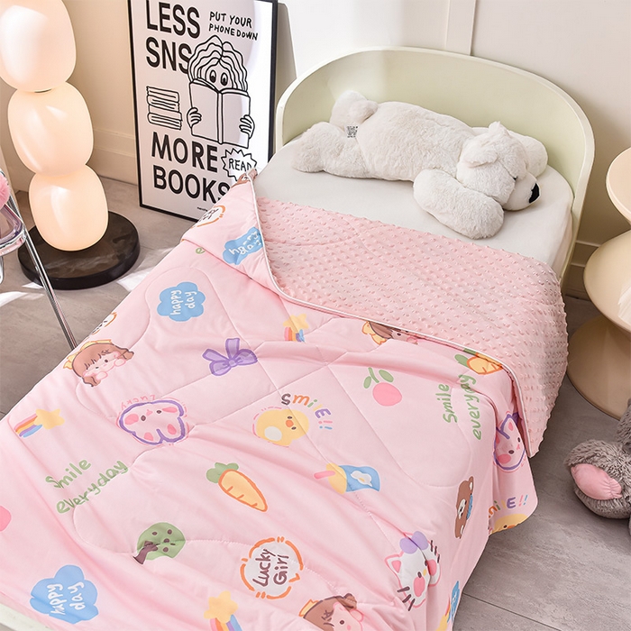 91家纺网 家纺一手货源 找家纺 嗨生活_2025年爆款 A类冰豆豆凉感丝被 儿童夏被 幼儿园被 直播 团购首选_1477 萝卜女孩