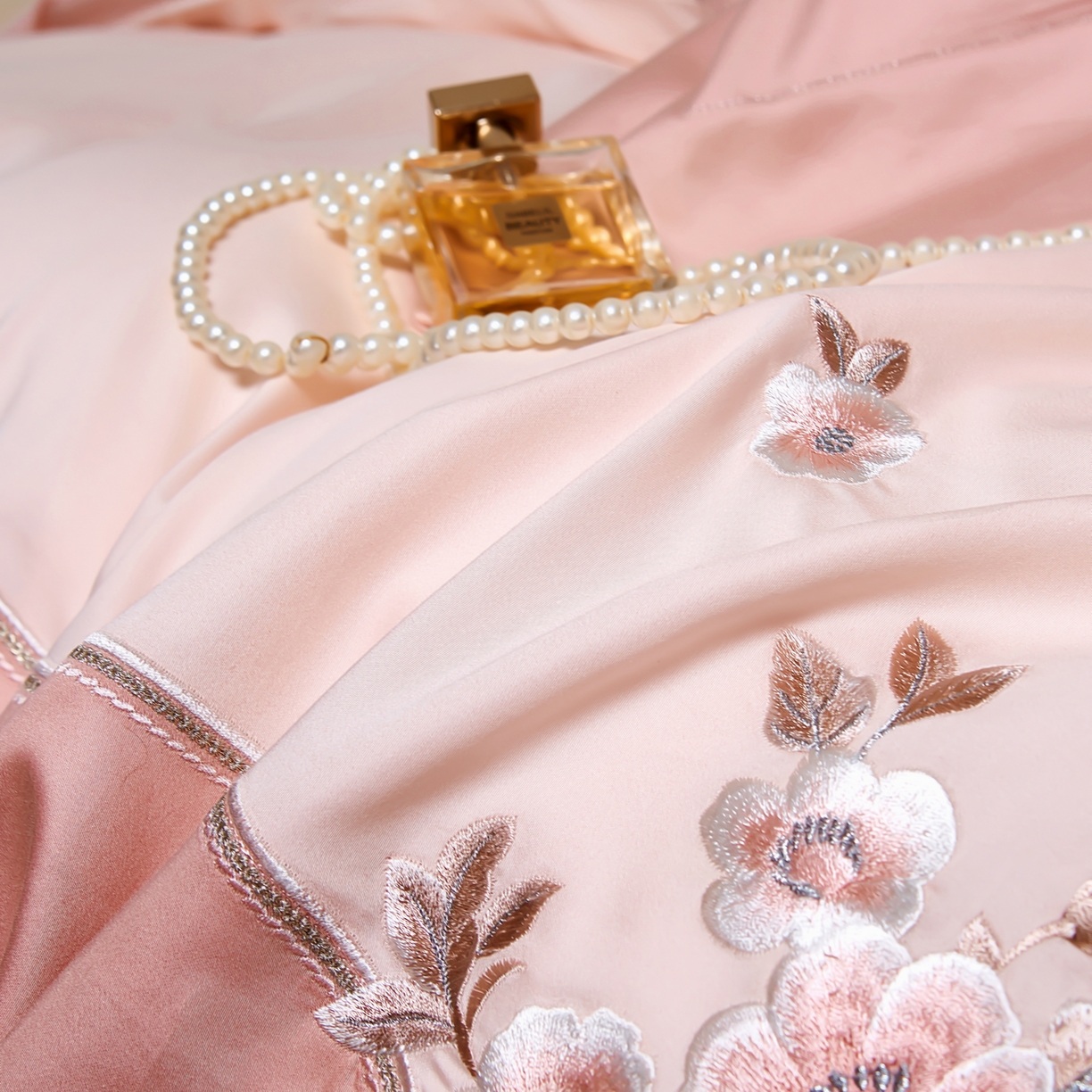 91家纺网 家纺一手货源 找家纺 U品汇 2025新品120支60s双股贡缎长绒棉重工刺绣花纯棉全棉四件套 海棠湾-豆沙