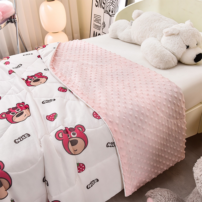 91家纺网 家纺一手货源 找家纺 嗨生活_2025年爆款 A类冰豆豆凉感丝被 儿童夏被 幼儿园被 直播 团购首选_1477 草莓小熊