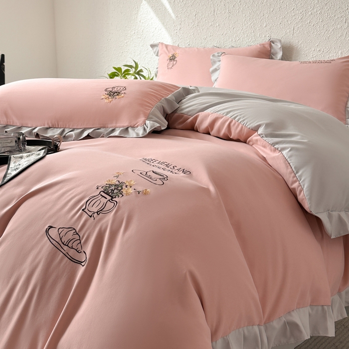 91家纺网 家纺一手货源 找家纺 汣沐生活 2025新款亲肤绣花花边四件套 优雅粉-浅灰-田园生活