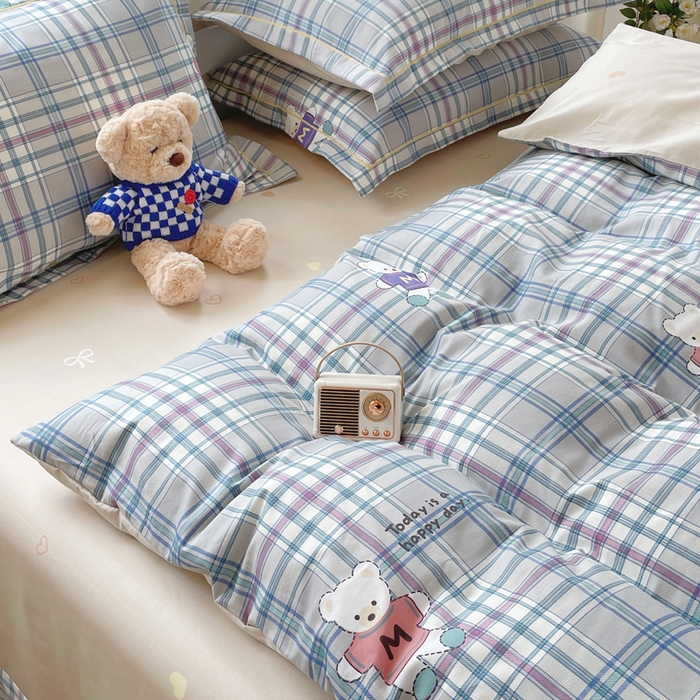 91家纺网 家纺一手货源 找家纺 铭博家纺 新款直播爆款网红全棉四件套13070印花吊边一字绣纯棉被套工艺款 学院小熊