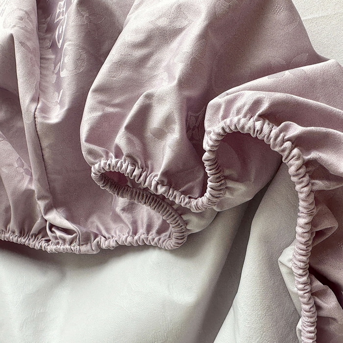 91家纺网 家纺一手货源 找家纺 云玲时尚 2025新款60S提花面料床笠防水隔尿床笠 烟灰紫