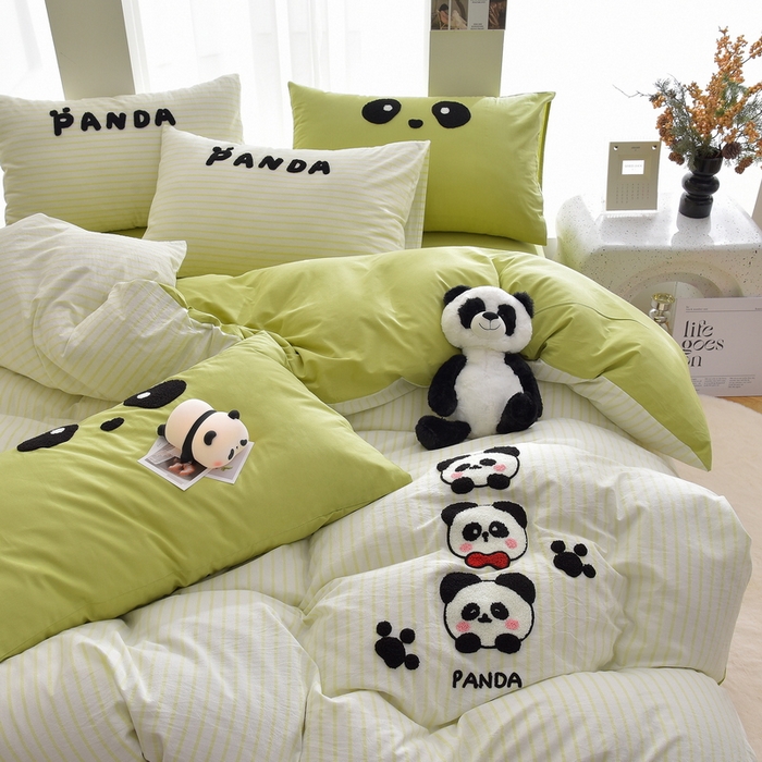 91家纺网 家纺一手货源 找家纺 炫拼家纺 2025新款卡通多巴胺A类全棉40支水洗棉毛巾绣四件套 熊猫之家