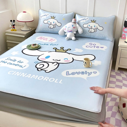 91家纺网 家纺一手货源 找家纺 米帛家纺 2025新款大版三丽鸥碳光冰丝软凉席床笠款 皇冠玉桂狗