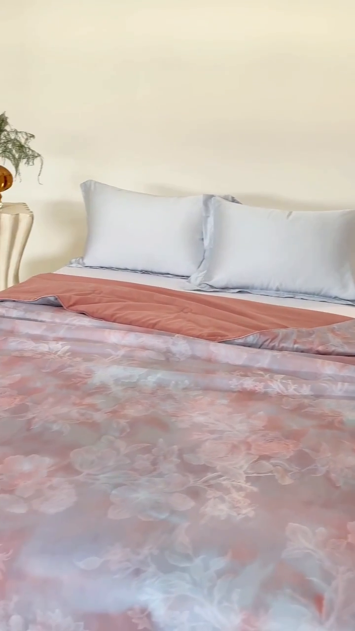 91家纺网 家纺一手货源 找家纺 2025新款仿色织提花数码印花轻奢风水洗棉夏被 隐纱-粉