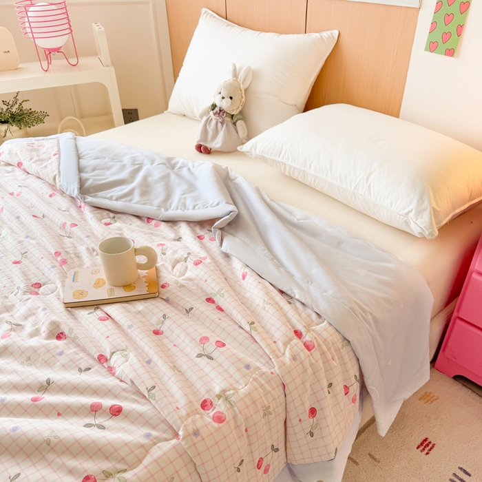 91家纺网 家纺一手货源 找家纺 宜梦家居【需要买家秀请联系老板】 2025新款双面纯棉夏被夏凉被系列 樱桃果果