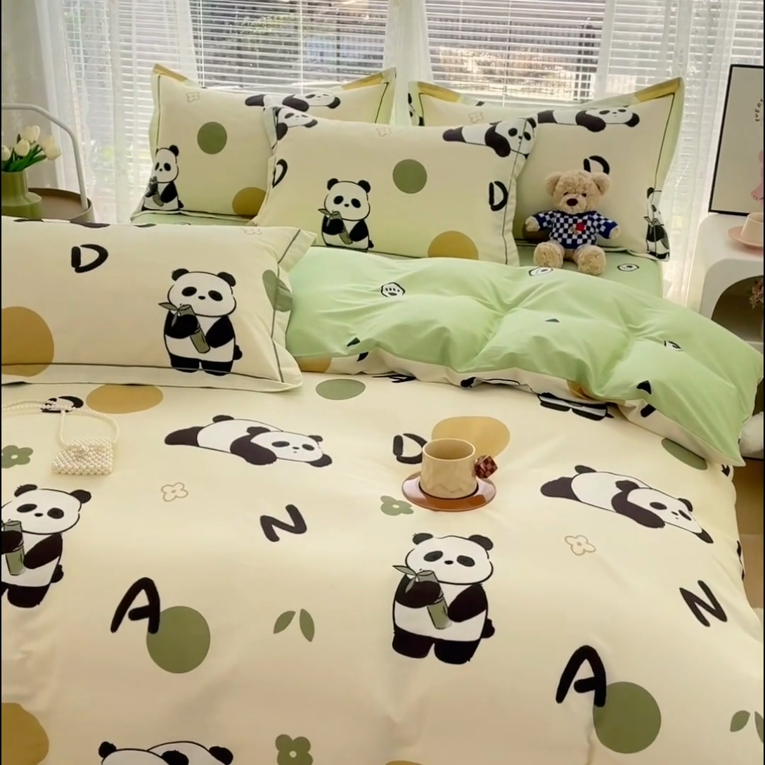91家纺网 家纺一手货源 找家纺 铭博家纺 新款直播爆款网红全棉四件套13070印花吊边一字绣纯棉被套工艺款 呆萌熊猫