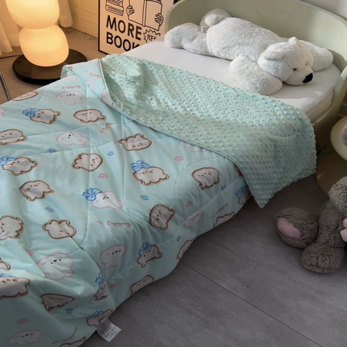 91家纺网 家纺一手货源 找家纺 嗨生活_2025年爆款 A类冰豆豆凉感丝被 儿童夏被 幼儿园被 直播 团购首选_1477 领结小熊