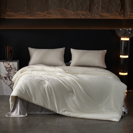 91家纺网 家纺一手货源 找家纺 （总）朴罗 （ 原岚图）2025新款臻品色织蚕丝羊绒被被子被芯-山茶恋歌