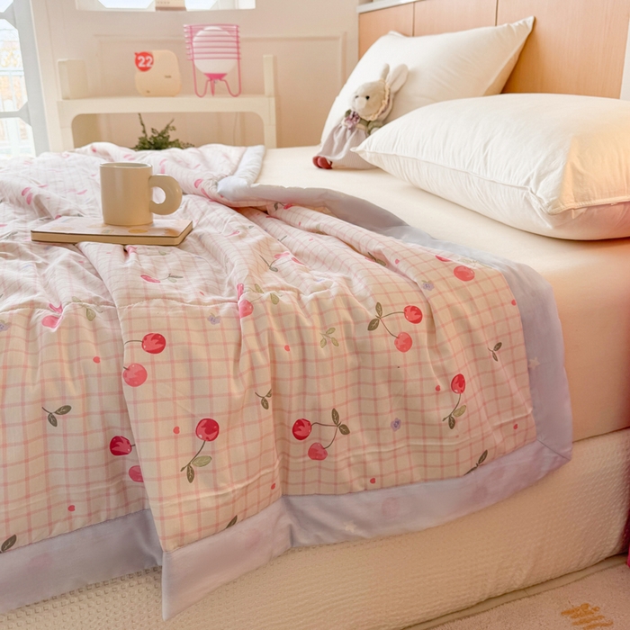 91家纺网 家纺一手货源 找家纺 宜梦家居【需要买家秀请联系老板】 2025新款双面纯棉夏被夏凉被系列 樱桃果果
