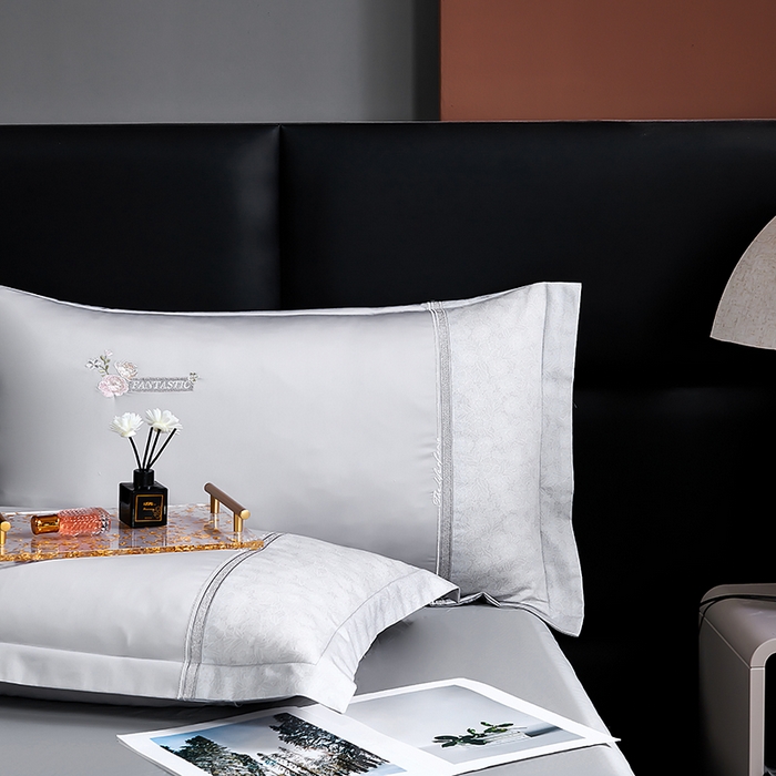 91家纺网 家纺一手货源 找家纺 2025新款120S60支双股贡缎长绒棉刺绣花四件套纯棉全棉100%棉轻奢时尚 卡芙-时尚灰