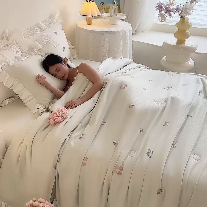 91家纺网 家纺一手货源 找家纺 绒世界 绒世界 2025针织提花绣花小清新夏被四件套 草莓-薄荷绿