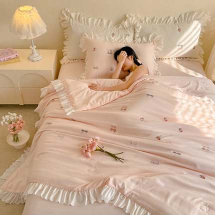 91家纺网 家纺一手货源 找家纺 丝印良品 2025针织提花绣花小清新夏被四件套 草莓-水蜜粉