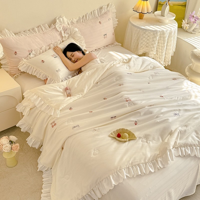 91家纺网 家纺一手货源 找家纺 绒世界 绒世界 2025针织提花绣花小清新夏被四件套 草莓-奶白