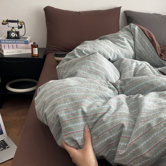 91家纺网 家纺一手货源 找家纺 羋多（原穆琪） 2025新款全棉色织提花人字斜四件套-美拉德系列 美拉德-烟雨青