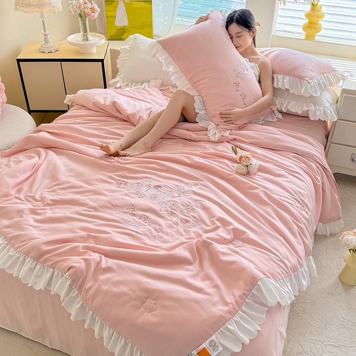 91家纺网 家纺一手货源 找家纺 绒世界 绒世界 2025针织提花绣花小清新夏被四件套 童话-珊瑚粉