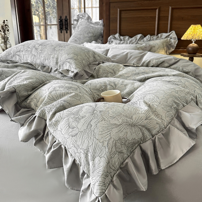 91家纺网 家纺一手货源 找家纺 锦格家纺 2025年春夏新款A类全棉纯棉色织三层纱提花四件套 漫香花羽-灰