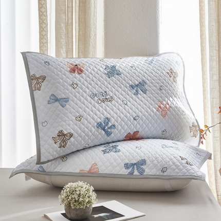 爱港家纺 2025新款夏季凉感丝绗缝夹棉绑带款枕巾 枕头巾 隔汗 隔脏 蓝蝶结