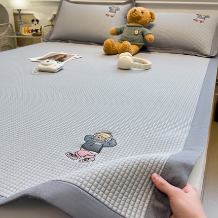 91家纺网 家纺一手货源 找家纺 （总）眠多宝 2025新款乙纶冰豆豆凉席凉席可折叠空调席冰丝席防滑床笠款