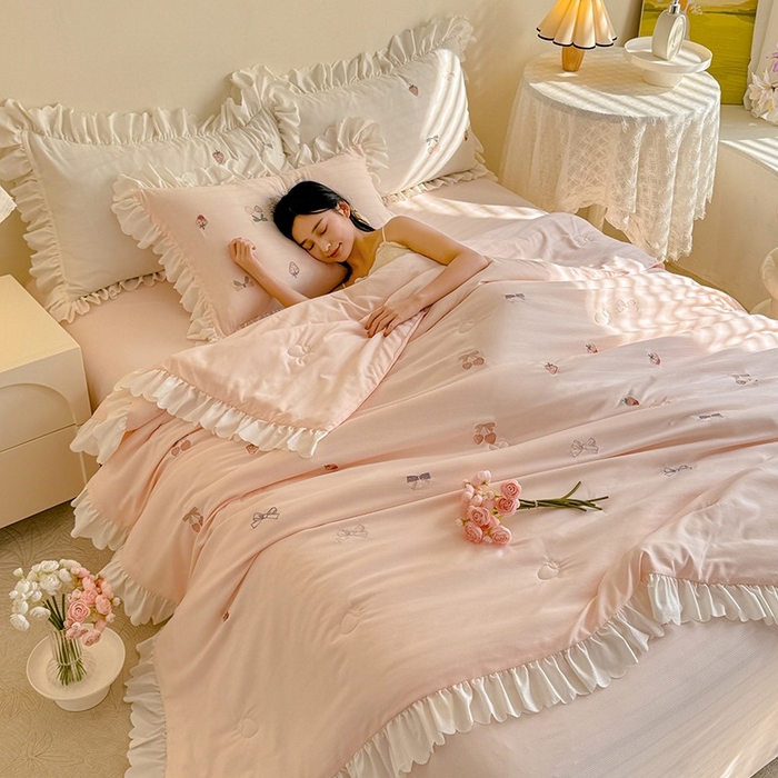 91家纺网 家纺一手货源 找家纺 绒世界 绒世界 2025针织提花绣花小清新夏被四件套 草莓-水蜜粉