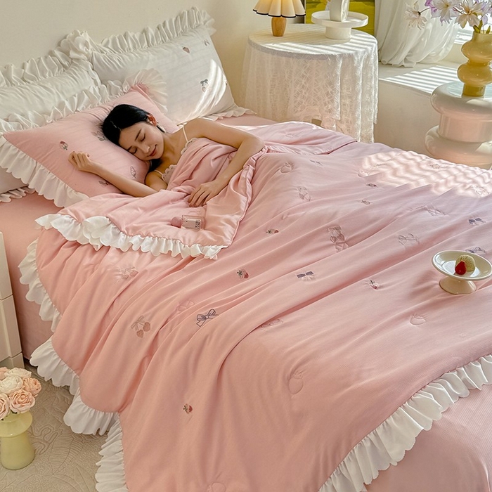 91家纺网 家纺一手货源 找家纺 绒世界 绒世界 2025针织提花绣花小清新夏被四件套 草莓-珊瑚粉