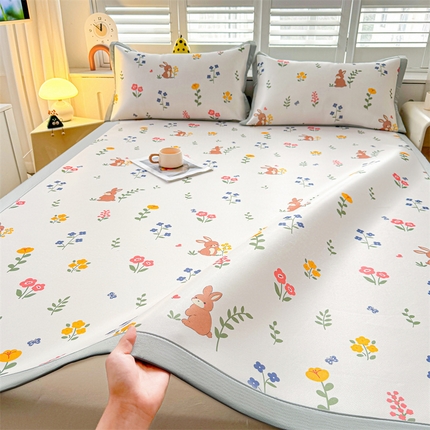 91家纺网 家纺一手货源 找家纺 雯豆2025春夏新款碳光冰丝席三件套A类凉感印花三明治凉席 碳光冰丝席-绑带款-花丛小兔