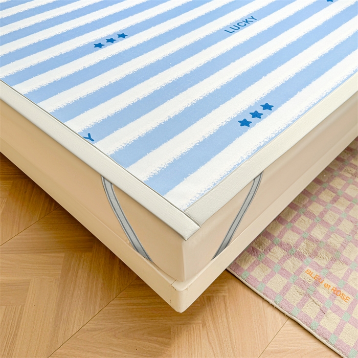 91家纺网 家纺一手货源 找家纺 雯豆2025春夏新款碳光冰丝席三件套A类凉感印花三明治凉席 碳光冰丝席-绑带款-蓝色条纹