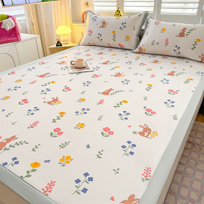 91家纺网 家纺一手货源 找家纺 雯豆2025春夏新款碳光冰丝席三件套A类凉感印花三明治凉席 碳光冰丝席-绑带款-花丛小兔